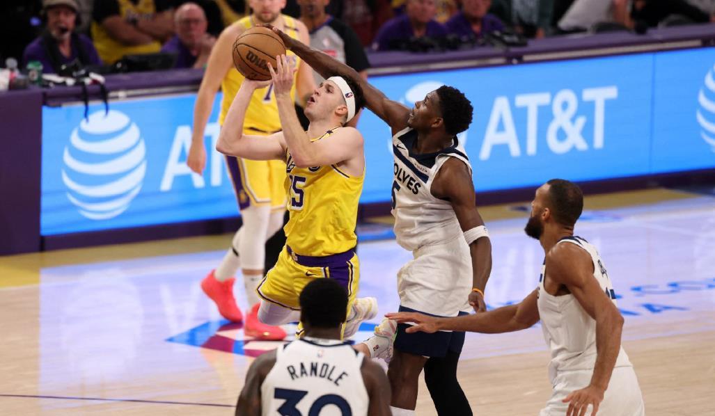 给里夫斯报, 万球员选项, 训练营和季