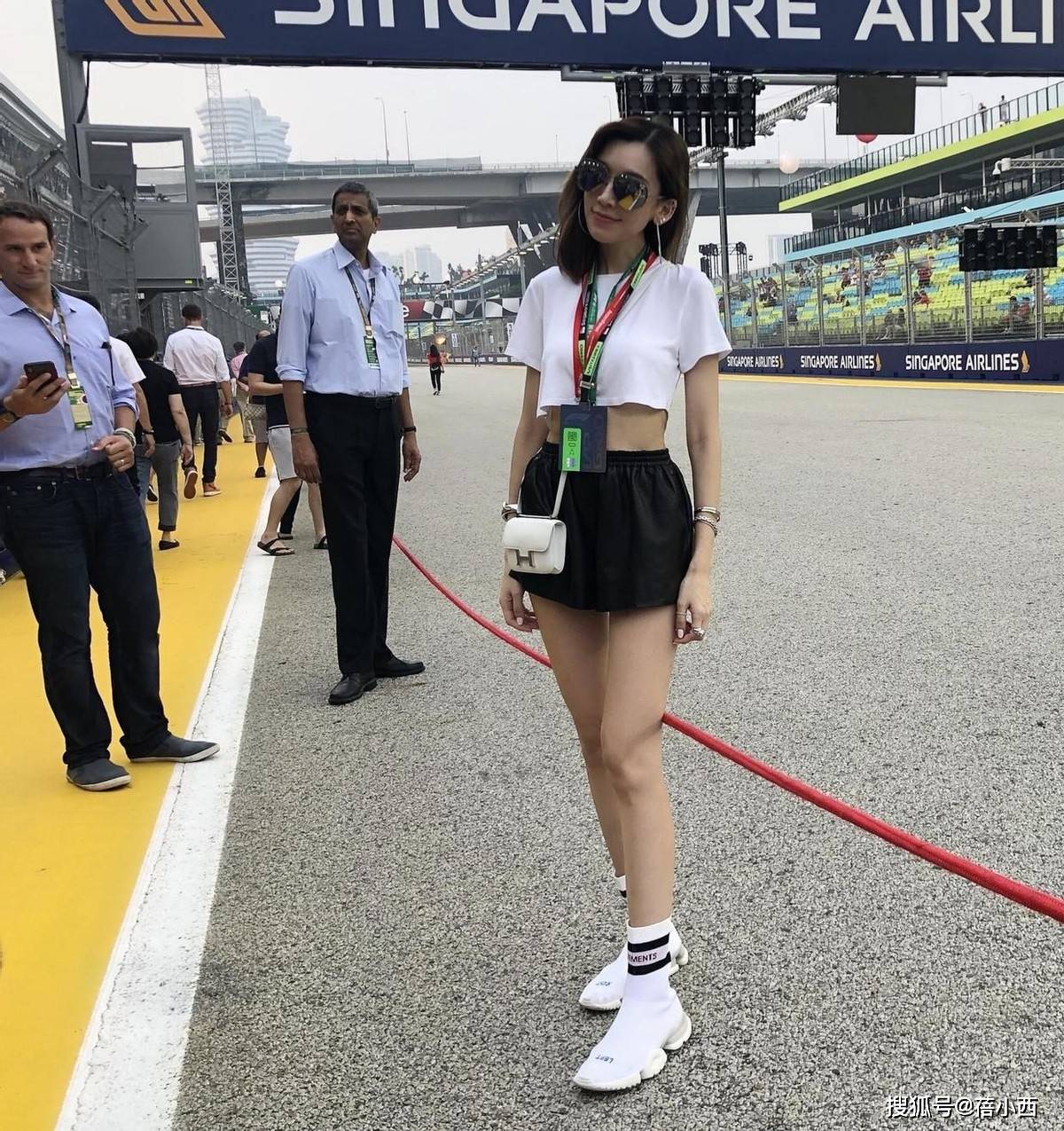 配蓝色背带, 落的腿型 配蓝色背带, 落的腿型